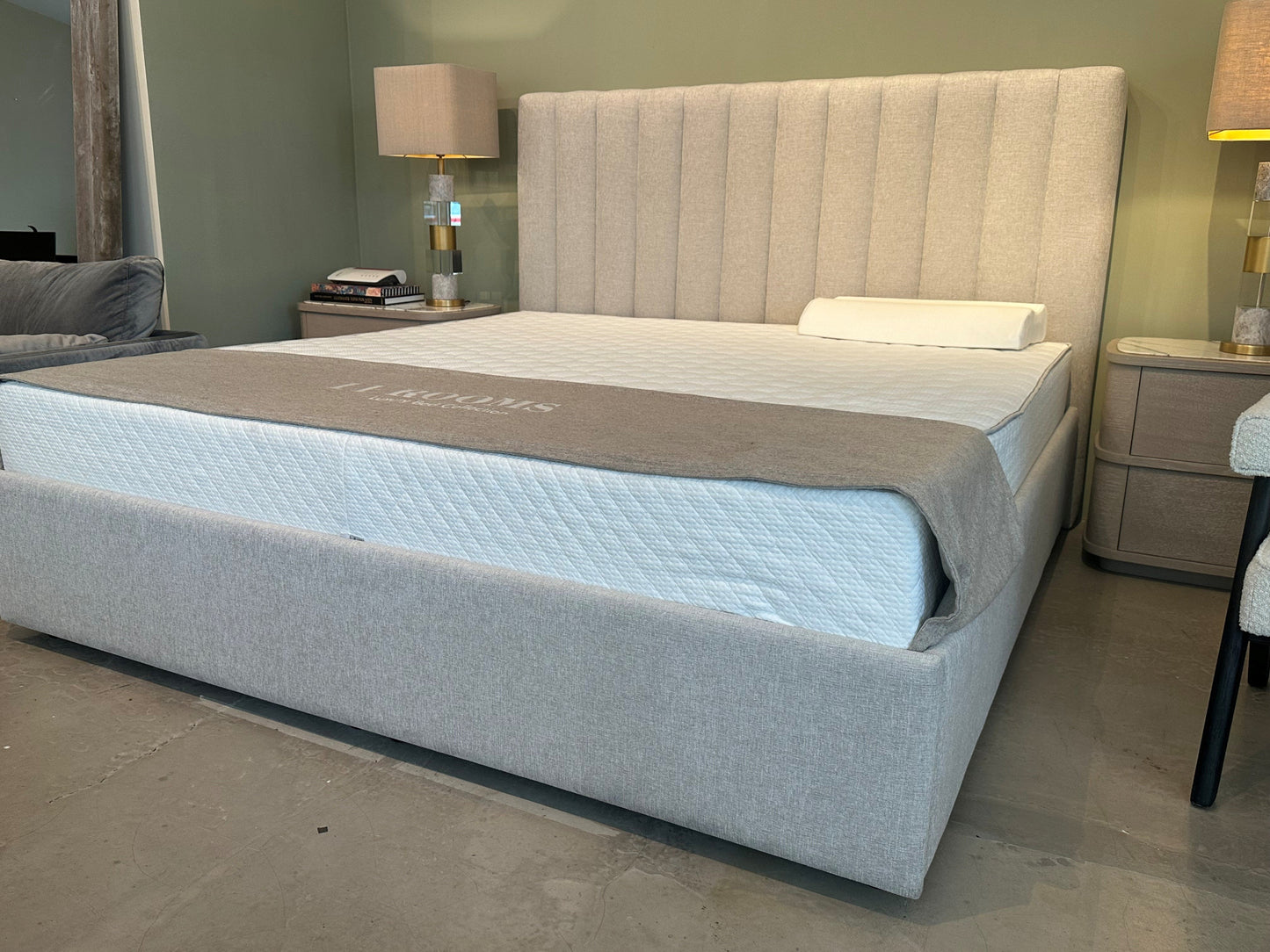 Stripe Vertical Boxspringbett mit 3-SeitenRahmen und Hotel Suite Latex Matratze 200x210