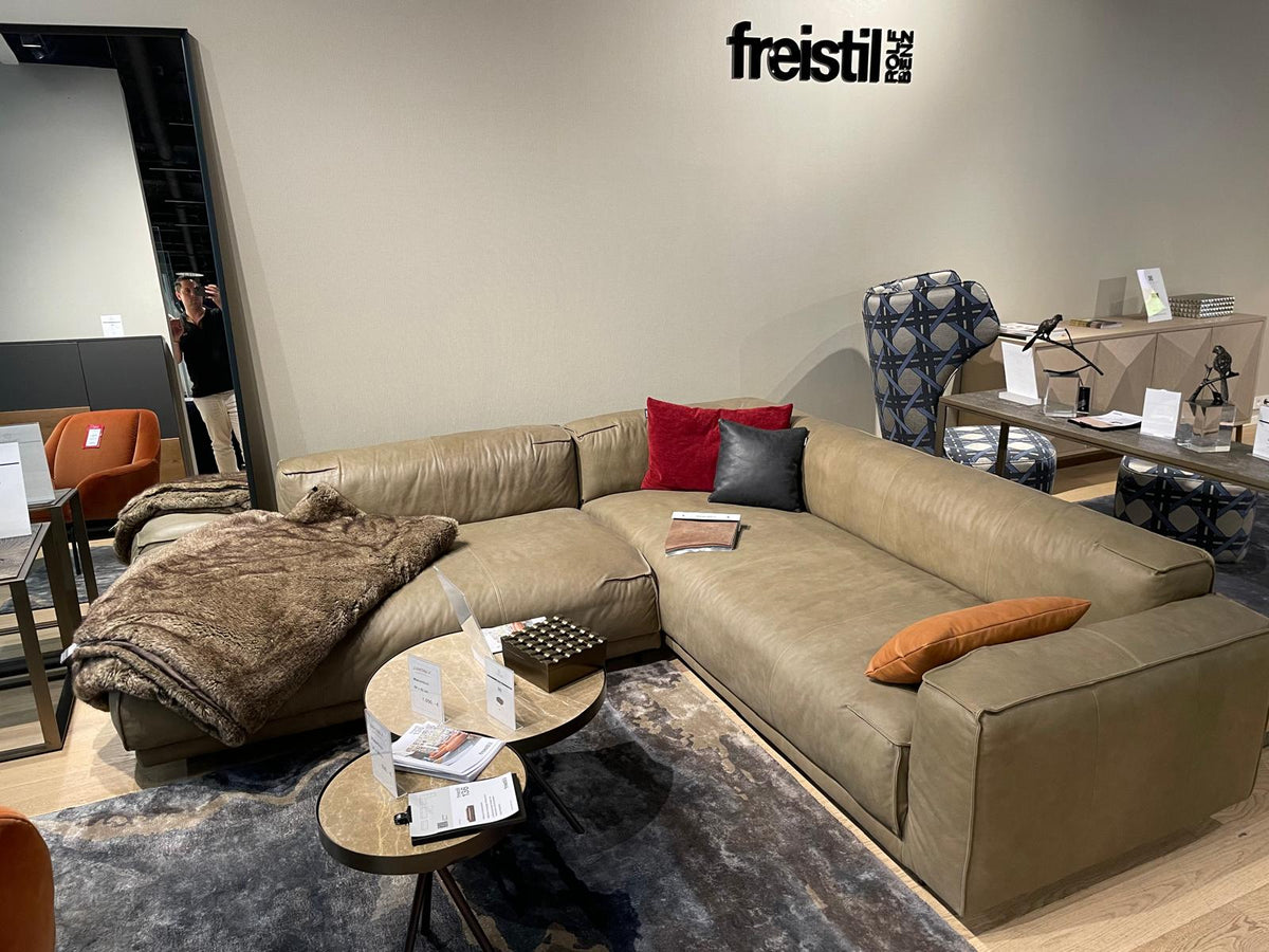 freistil 136 Ecksofa im 11 ROOMS Showroom